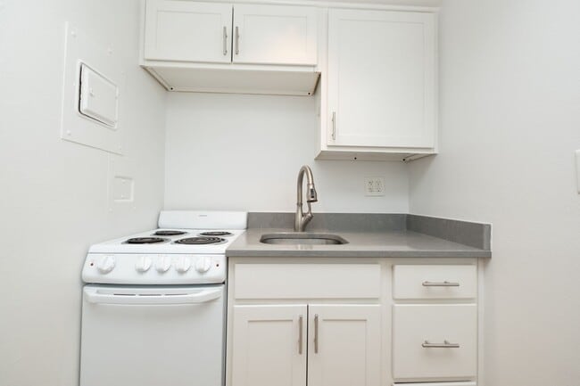 Building Photo - Updated Downtown Studio with A/C in the He...
