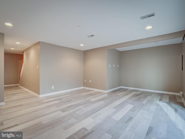 Building Photo - 8203 Stationhouse Ct