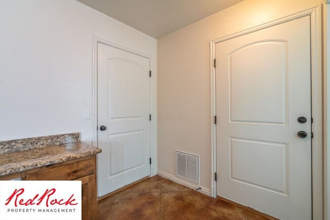 Building Photo - DOG-FRIENDLY 4 Bedroom Townhome with INTER...