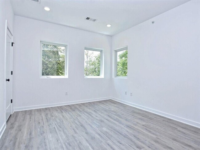 Building Photo - 5924 S Congress Ave