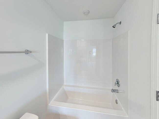 Building Photo - 2056 White Oak Ln