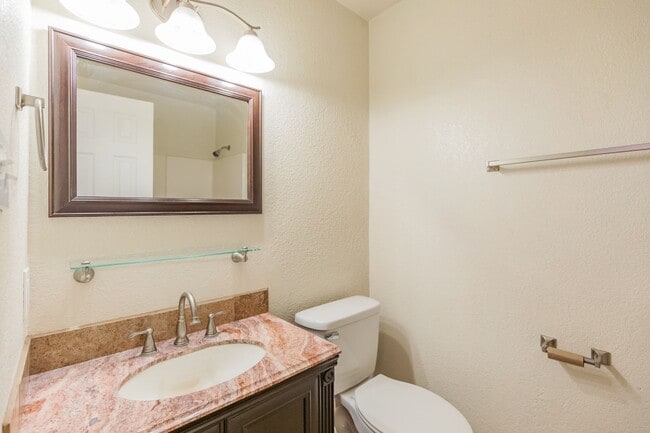 Building Photo - Conveniently located 3 Bedroom, 2 bath near HAFB