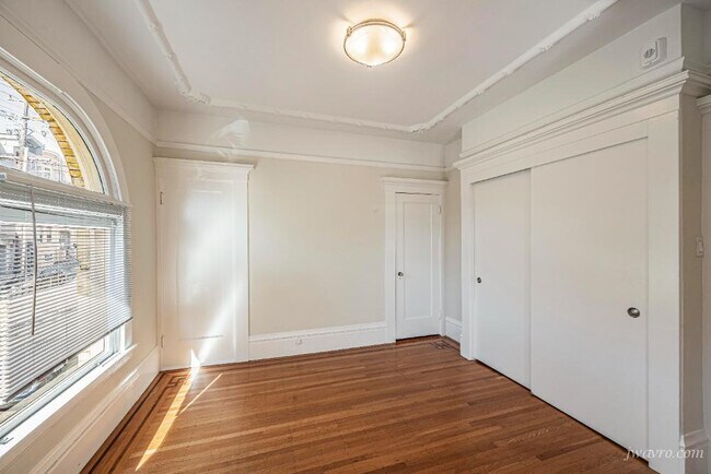 Building Photo - 1590 Sacramento St