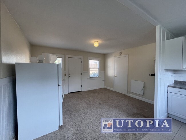 Building Photo - 204 Hollister Ave