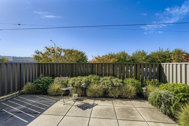 Building Photo - Eastlake Townhome with Commanding Views