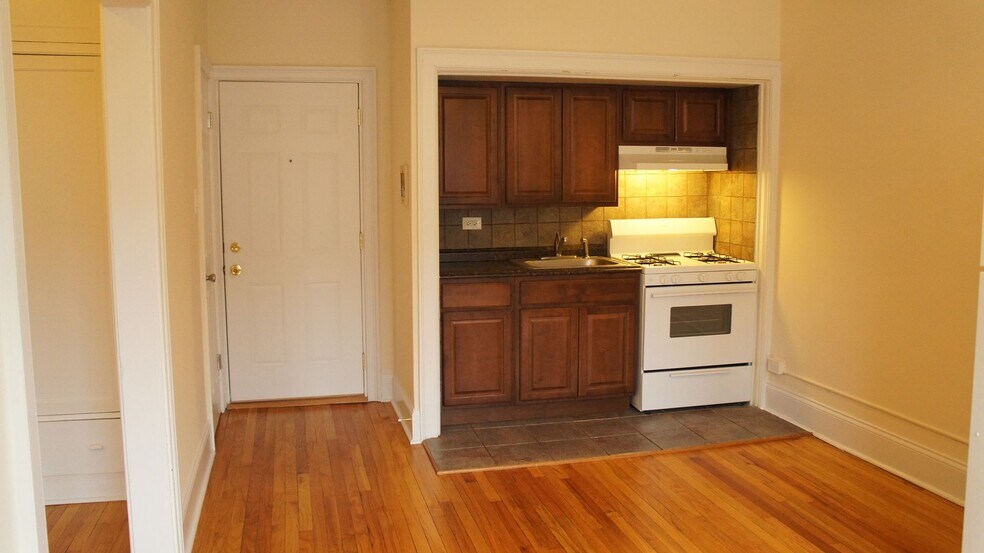 Building Photo - 2747 N Spaulding Ave