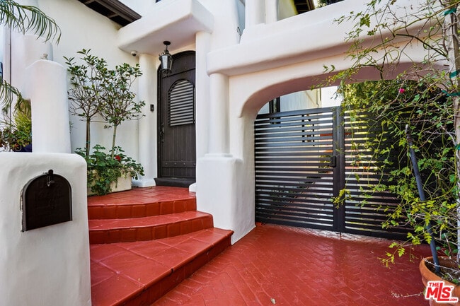 Building Photo - 309 N Doheny Dr