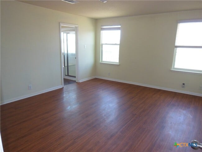 Building Photo - 753 Great Oaks Dr