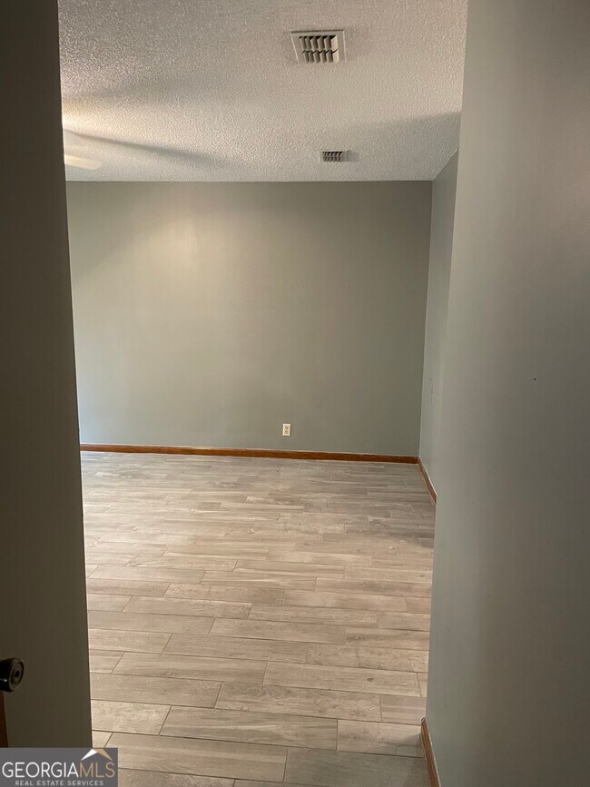 Building Photo - 211 N Woodvalley Dr