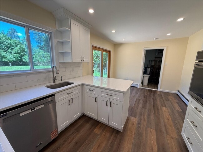 Building Photo - 7 Manor Ln