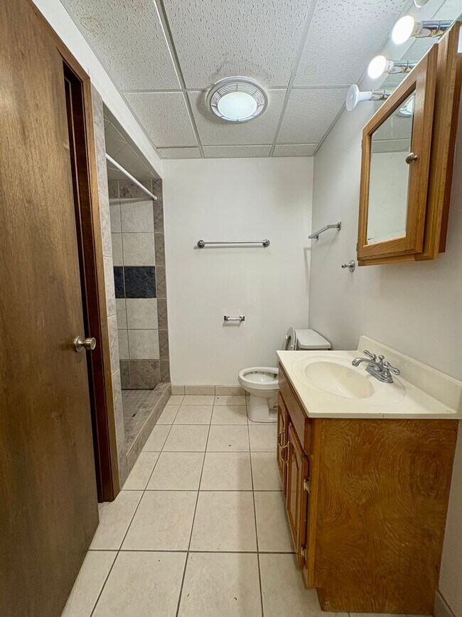 Building Photo - 3 bedroom 2 bathroom