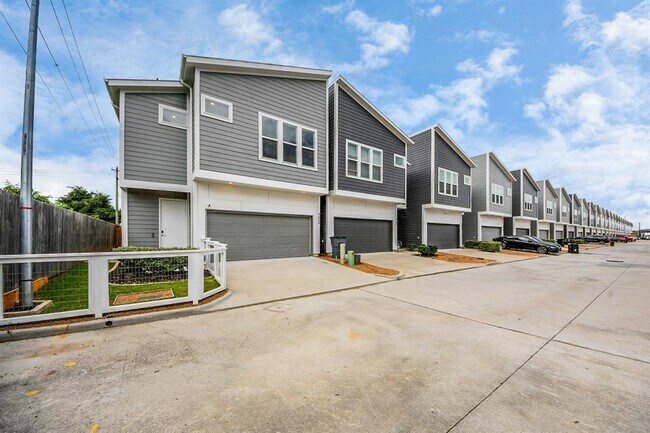 Building Photo - 9654 Habitat St