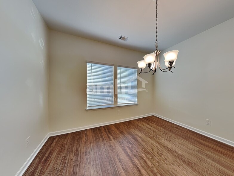 Building Photo - 553 Camp dr