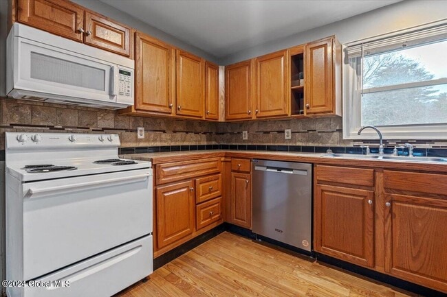 Building Photo - 455 Maple Ave