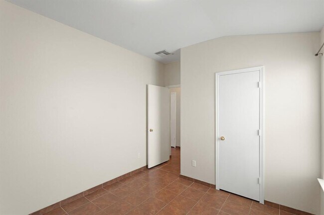 Building Photo - 1907 Wooded Acres Dr