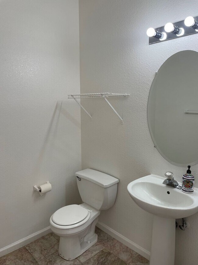 Building Photo - Large Home off Mcarran