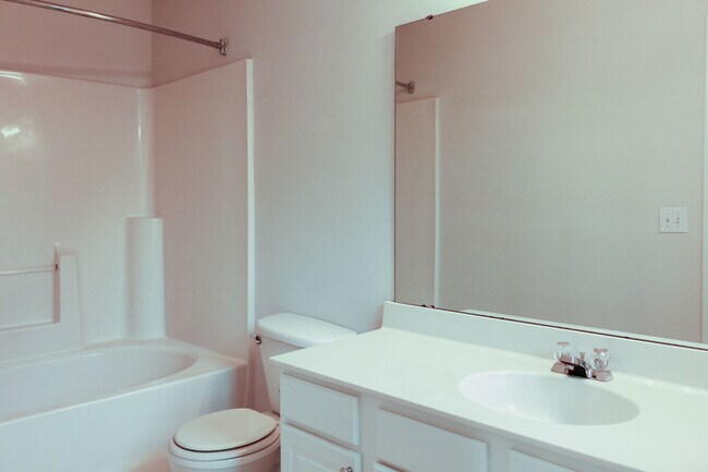 Building Photo - 2204 Valley Haven Dr