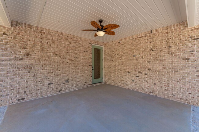 Building Photo - New All Brick 4 Bedroom in Niceville!