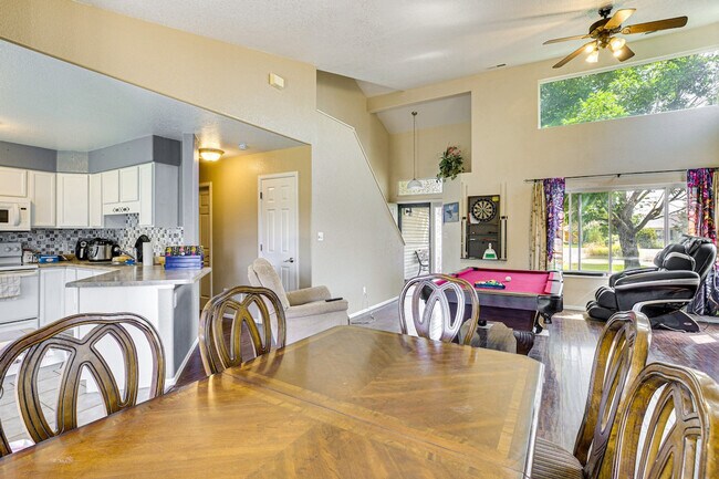 Building Photo - 367 N Lake Ct