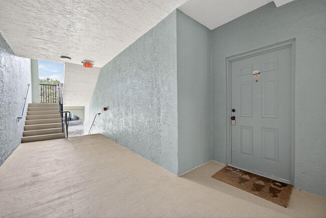 Building Photo - 340 Crestwood Cir