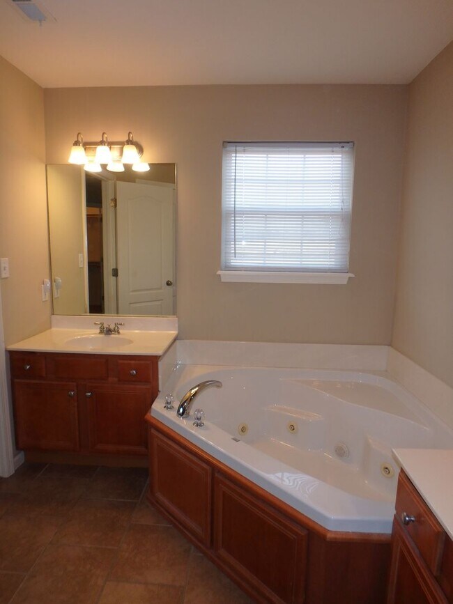 Building Photo - Nice 3 Bed 2 Bath House In Hunters Gate!