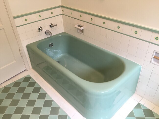 Vintage tub - 1054 Masselin Ave