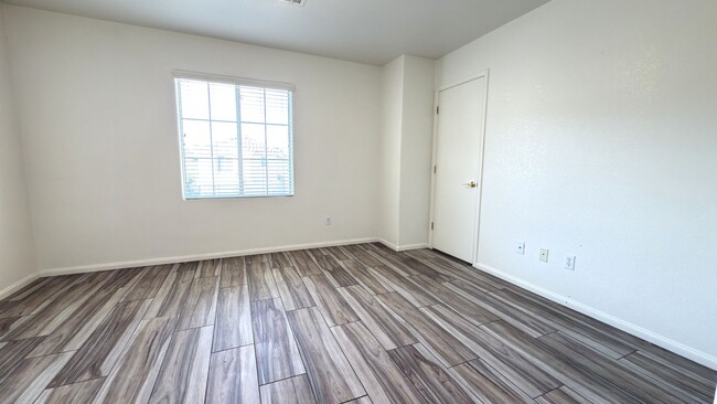 Building Photo - 10631 Streamside Ave