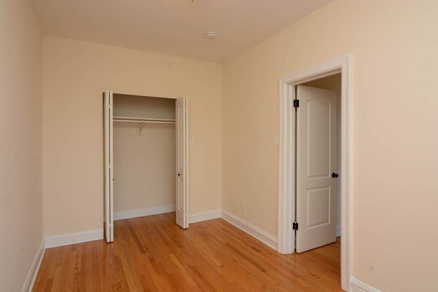 Building Photo - 4644 N Paulina St