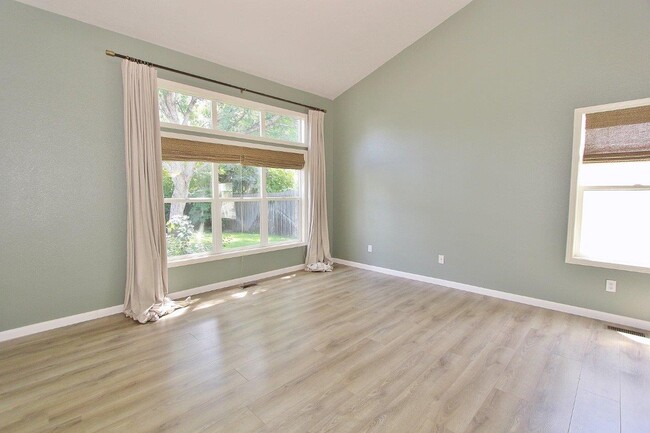 Building Photo - 2610 N Shoveler Way