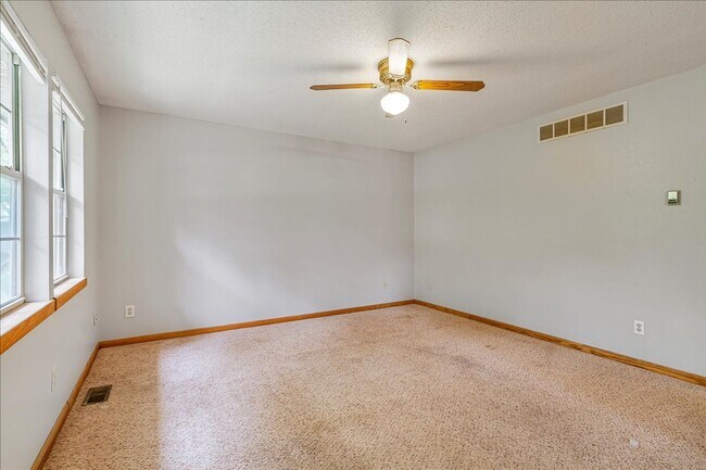 Building Photo - 307 S Walnut