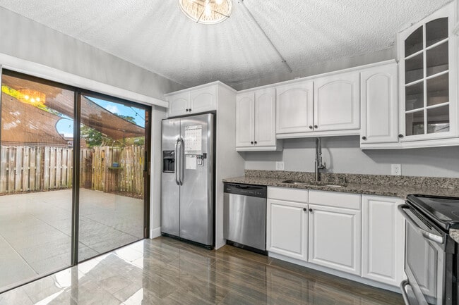 Building Photo - 1015 10th Ct