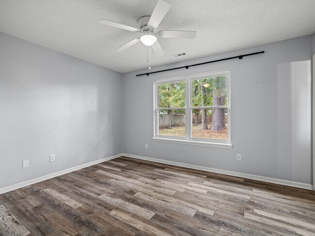 Building Photo - Charming 3 Bedroom Home!