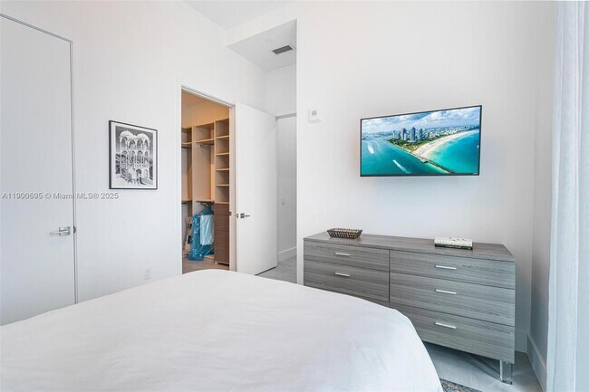 Building Photo - 17550 Collins Ave