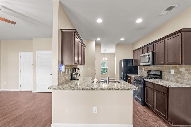 Building Photo - Great 5 Bedroom Home in Evans