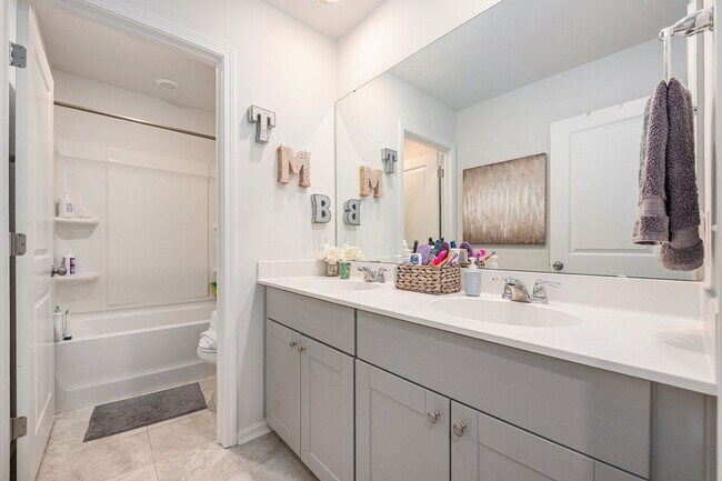 Building Photo - Spacious 5BR House in Charleston