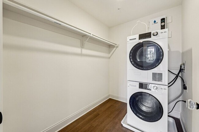 Building Photo - 401 Martin St