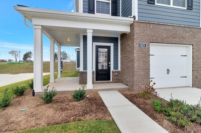 Building Photo - UPGRADED 3 BD 3 BATH MURFREESBORO TOWNHOME IN RIVER LANDING