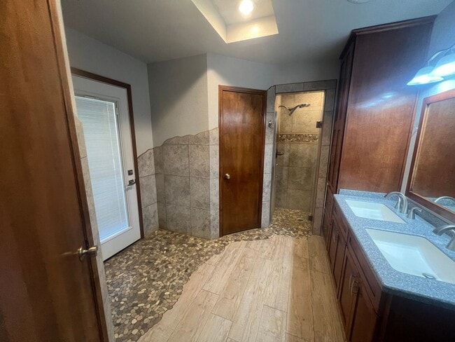 Building Photo - Beautiful Home in the Granada Hills area