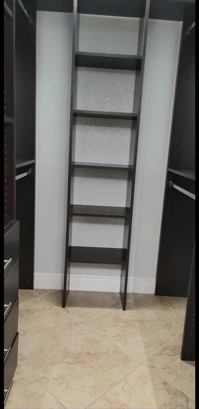 Building Photo - 750 SW Claudia Ave