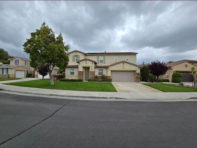 Building Photo - Discover this beautifully upgraded 5 bedro...