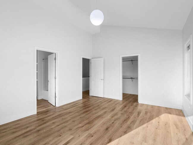 Building Photo - 4 bed/3.5 Bath Townhouse in Richmond Neighborhood, SE Portland