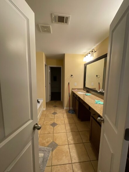 Building Photo - 3925 Silver Springs Rd