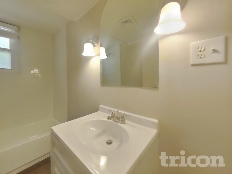 Building Photo - 9300 Overlook Cir