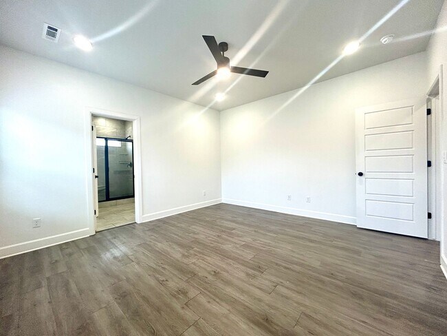 Building Photo - Centerton Home Available NOW! 4 bed, 2 full bath no carpet home. LARGE fenced backyard