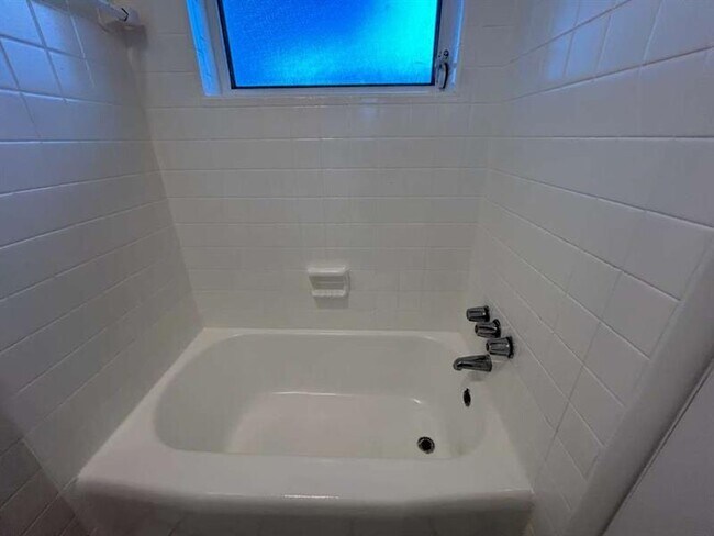 Building Photo - 405 6th Ave S