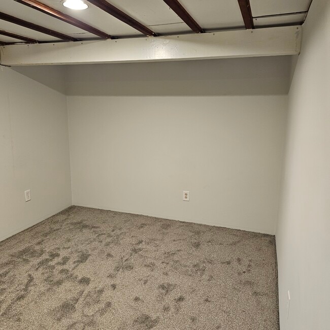 Building Photo - 655 S 7th Ave