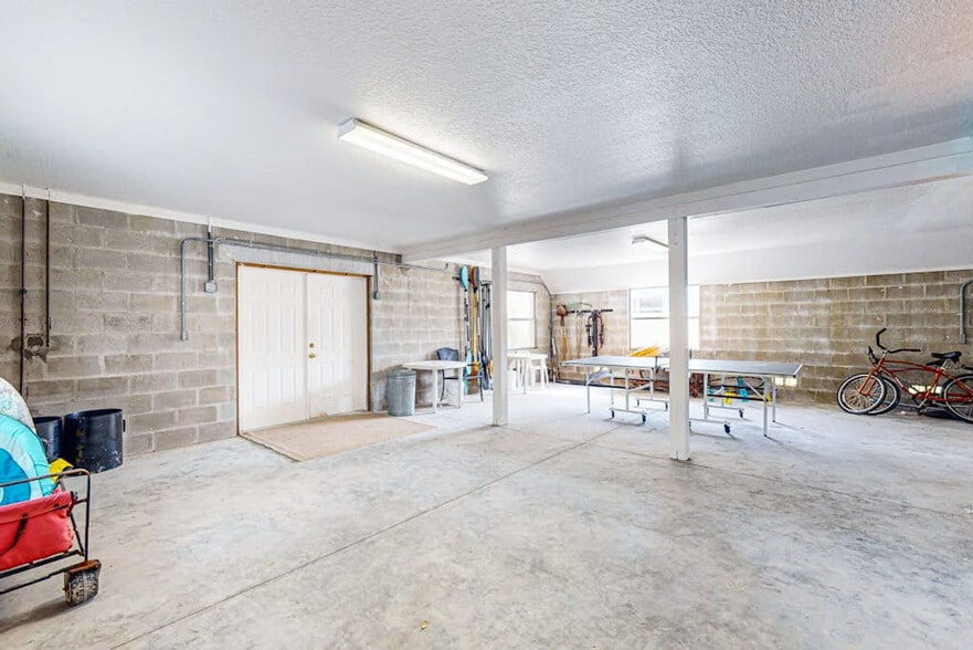 Building Photo - 721 Holly Rd