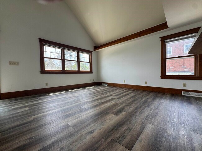 Building Photo - 208 W Main St