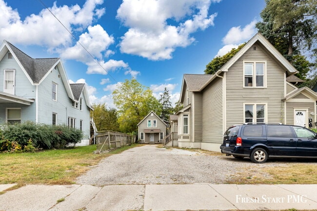 Building Photo - Comfortable Ground-Floor Living with Modern Convenience
