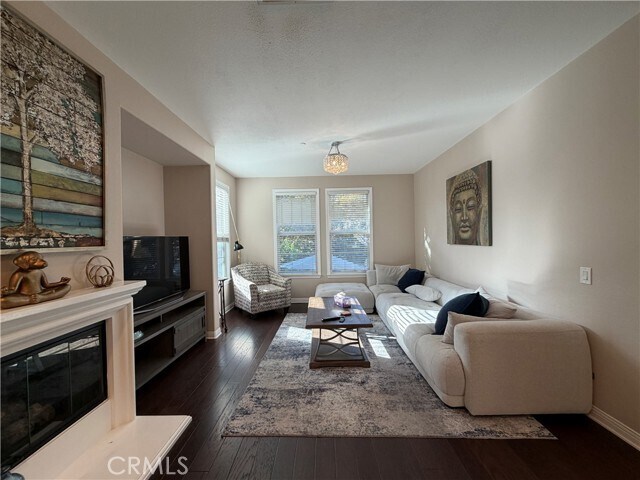 Building Photo - 615 W 1st St